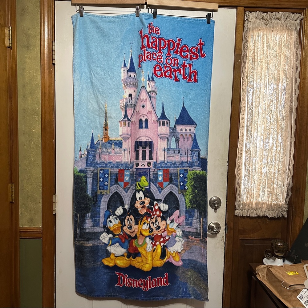 VTG‎  DISNEYLAND RESORT “THE HAPPIEST PLACE ON EARTH” DISNEY BEACH TOWEL